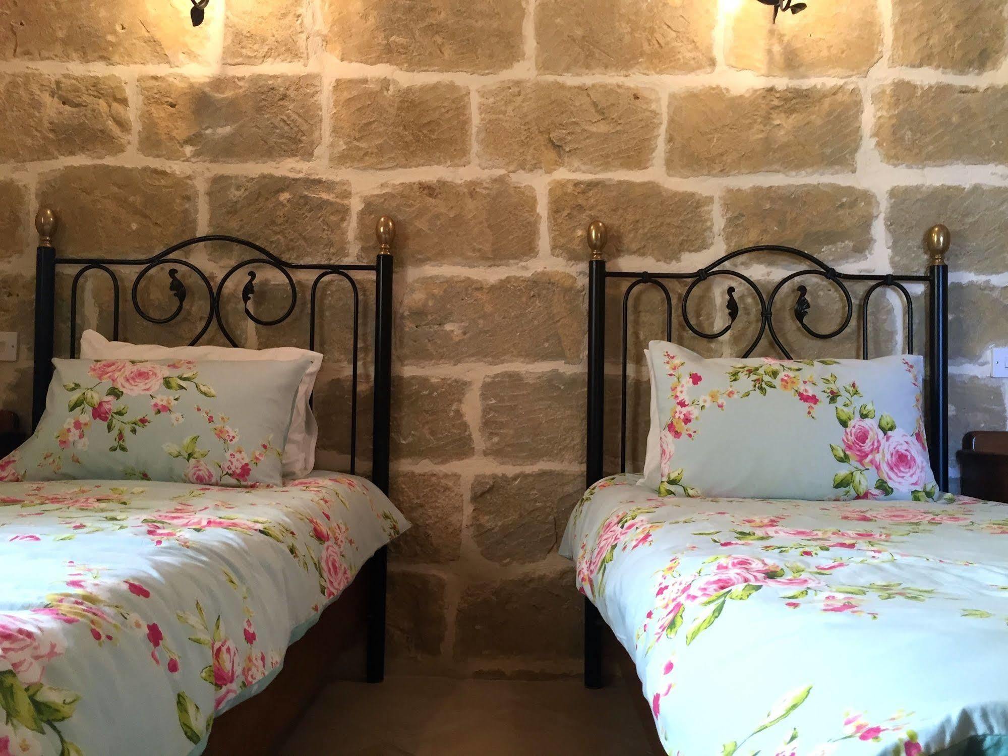 Ellie Boo Bed & Breakfast วิกตอเรีย ภายนอก รูปภาพ